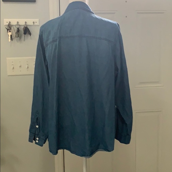 Torrid TAYLOR MEDIUM WASH DENIM BUTTON-UP SHIRT - Picture 4 of 8